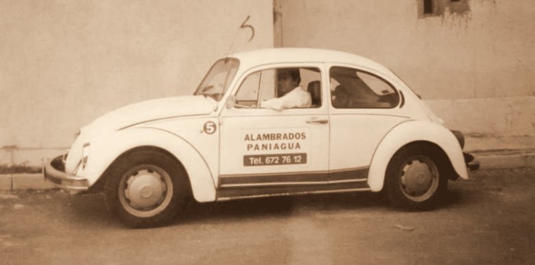 Vocho rotulado de Alambrados Paniagua