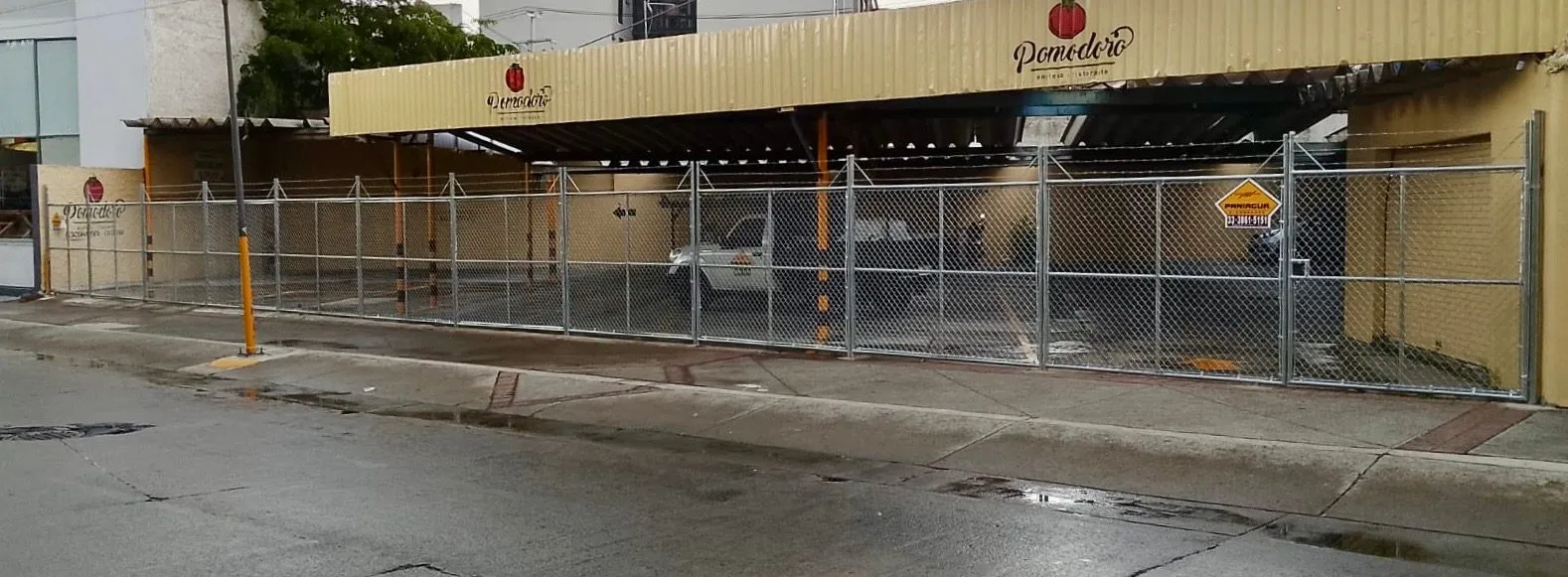 Malla ciclónica alrededor de un estacionamiento