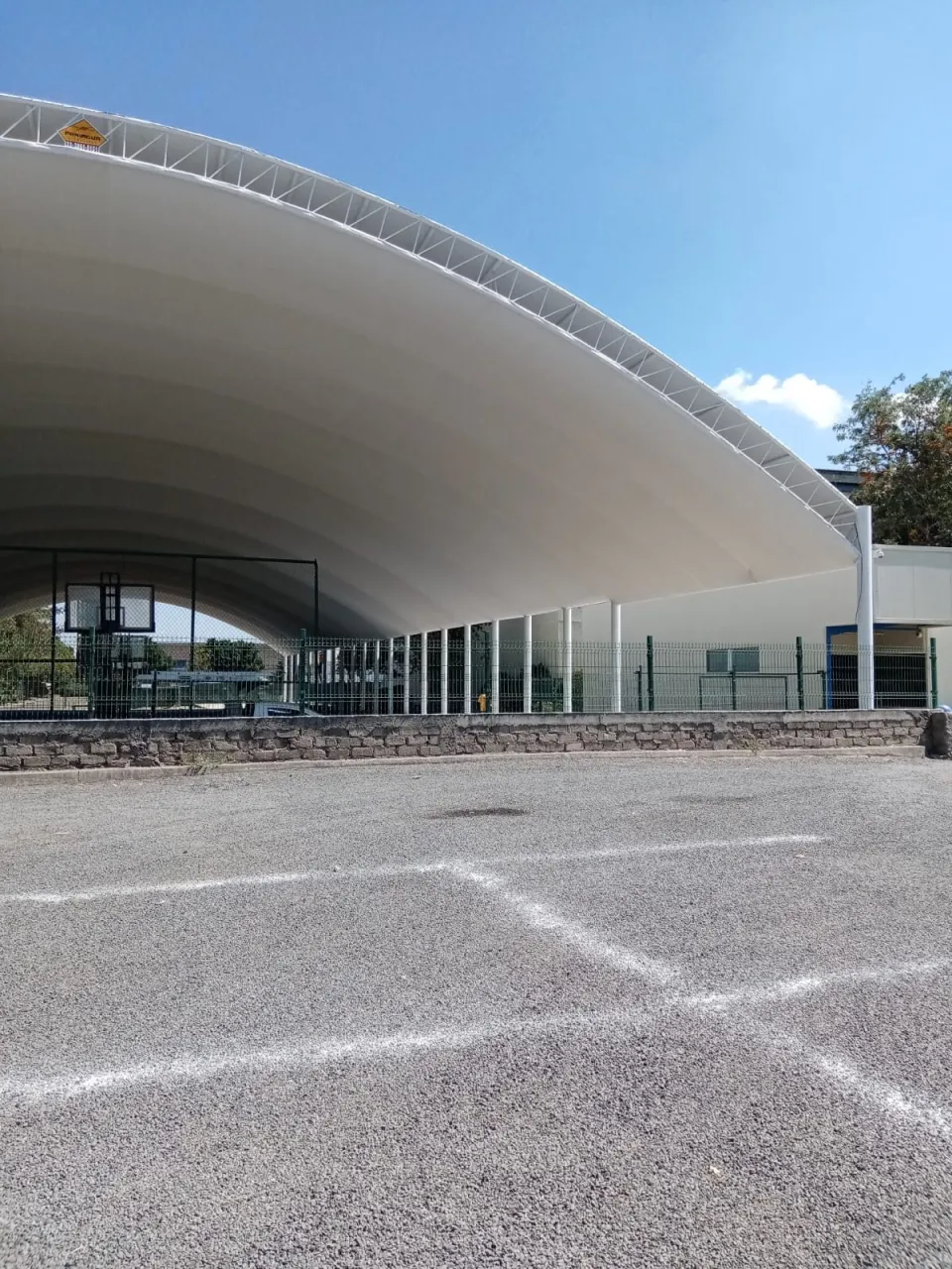 Techado de lona tensada en el patio de una escuela