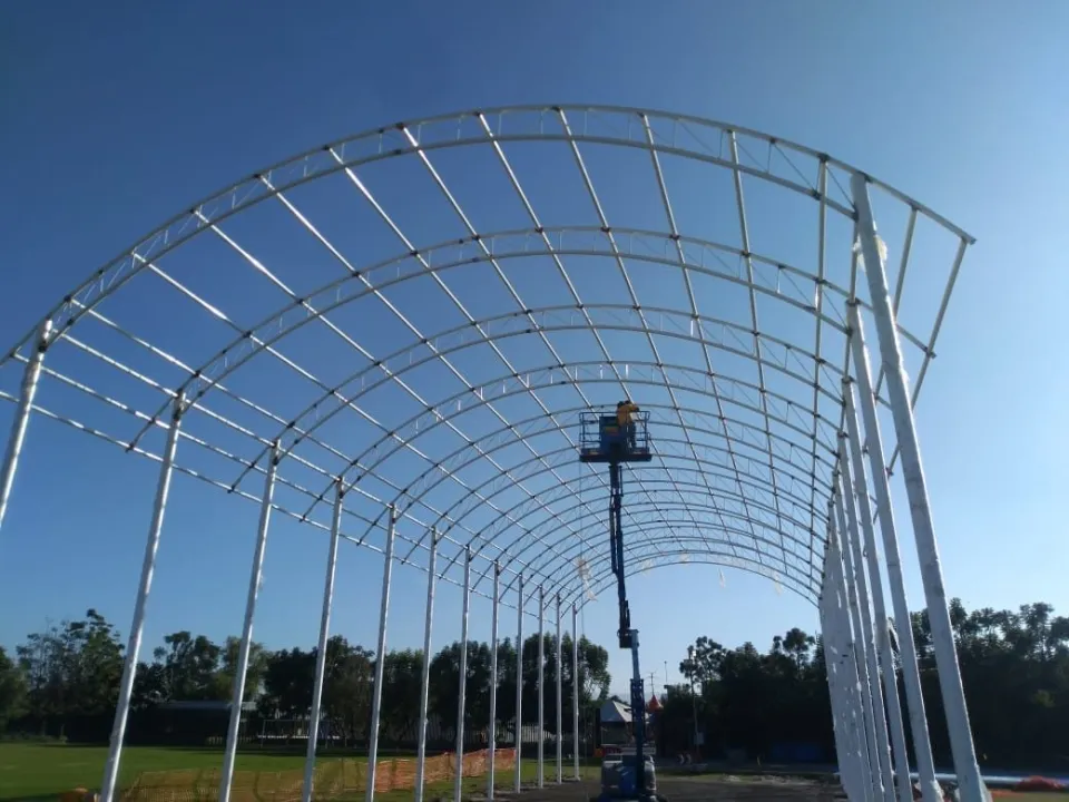 Estructura de techado para cancha deportiva durante la instalación