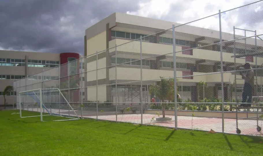 Alambrado perimetral en la cancha de una escuela