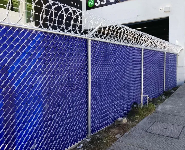 Malla ciclónica con cinta de privacidad azul y concertina