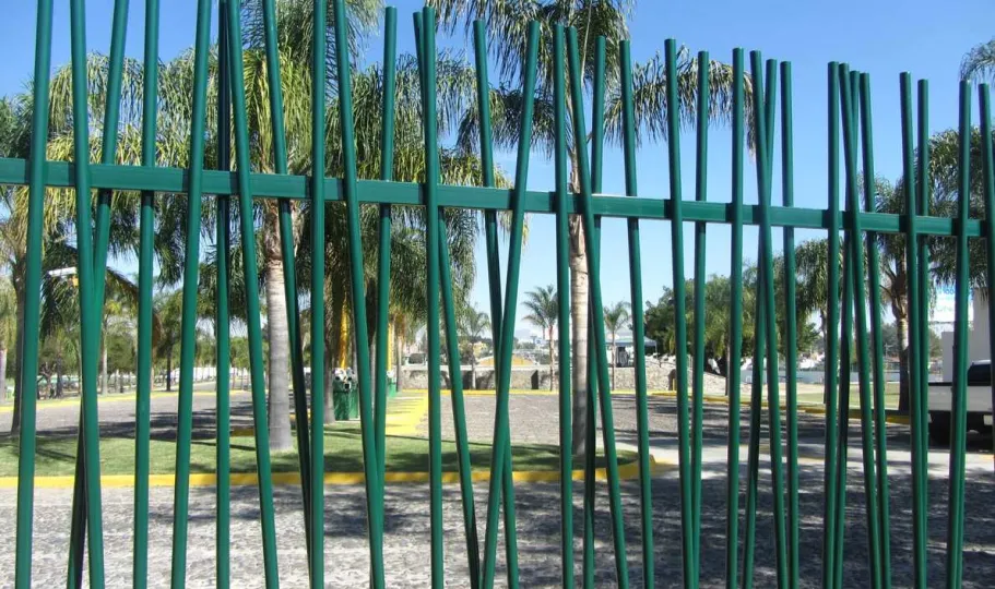 Reja Bambú integrada a un acceso residencial con palmeras