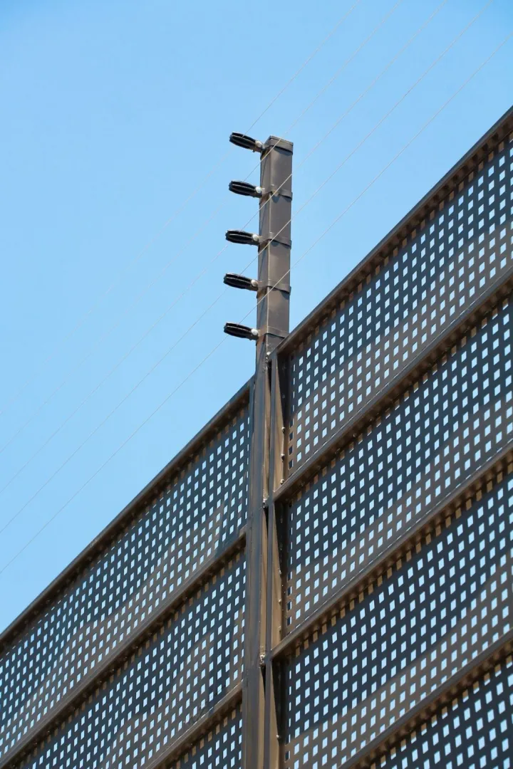 Reja Española con cerca electrificada superior