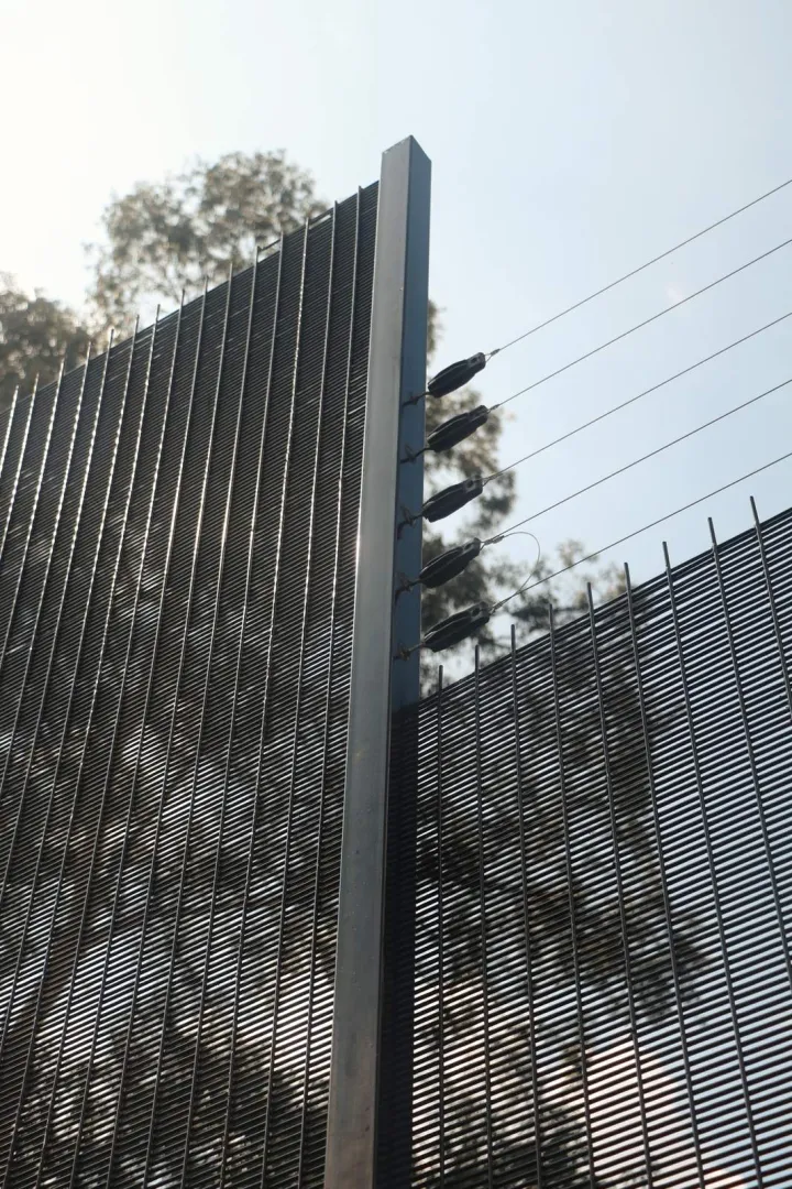 Reja Titán coronada con cerca electrificada