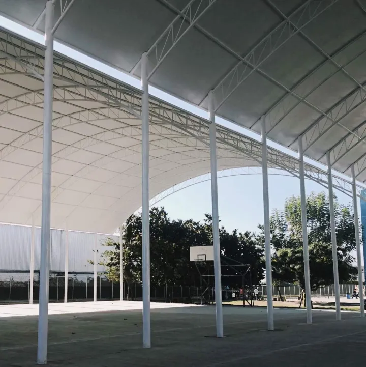 Estructura de acero de gran claro techando una cancha