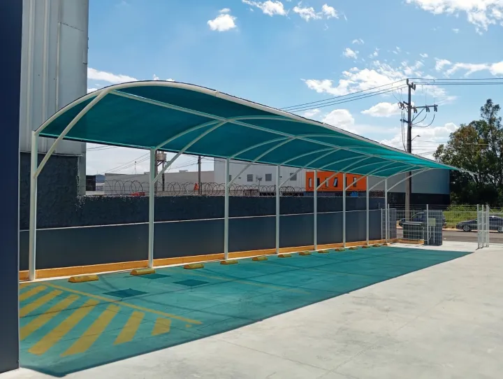 Velaria tensada cubriendo un estacionamiento